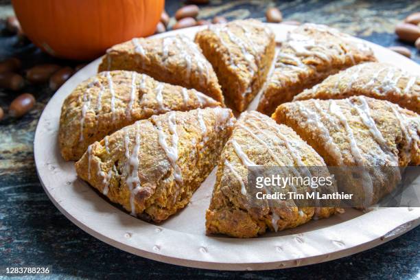 pumpkin scones - blätterteigbrötchen stock-fotos und bilder