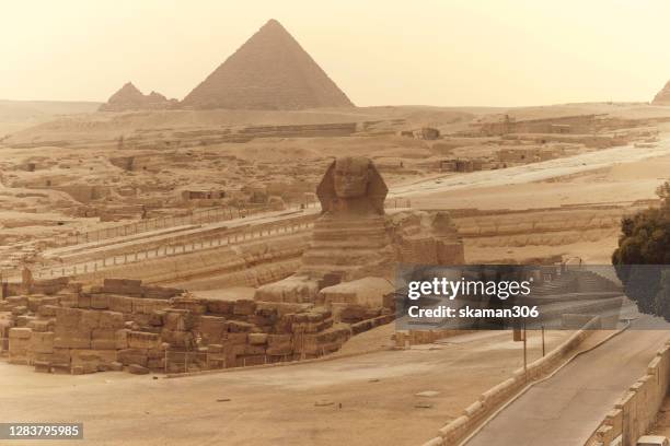 wide angle sphinx of giza with the great pyramid of giza background and vintage filter process - grand egyptian museum fotografías e imágenes de stock