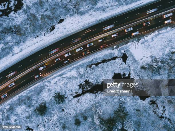 rush hour verkehr im winter - cold war spy stock-fotos und bilder