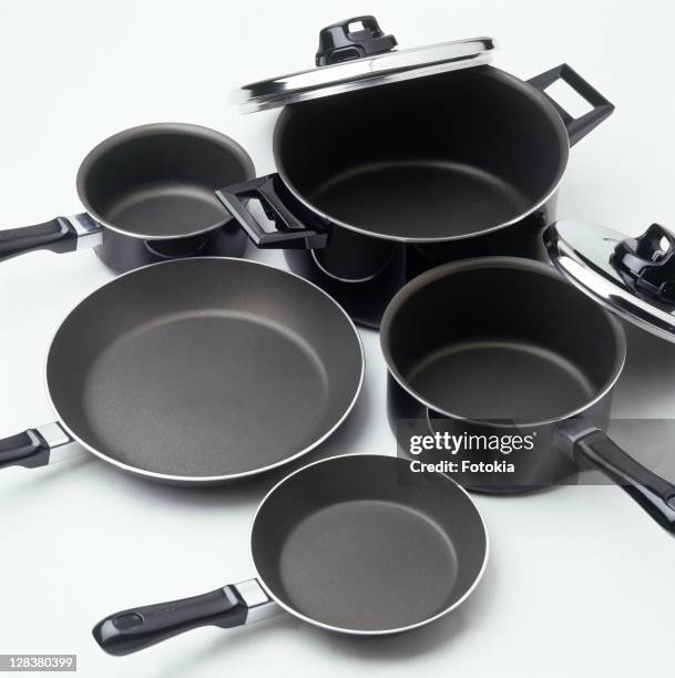 set of non-stick pots and pans - ollas-y-cacerolas fotografías e imágenes de stock
