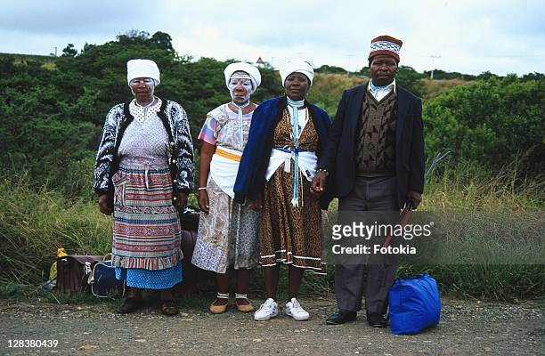 xhosa man and three woman standing at side of road - xhosa volk stock-fotos und bilder