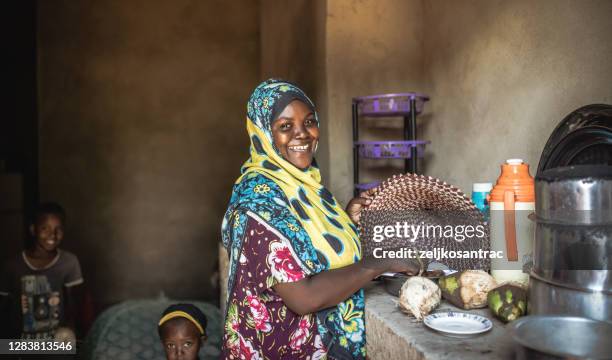 afrikanische familie isst gemeinsam gesundes essen - tansania stock-fotos und bilder