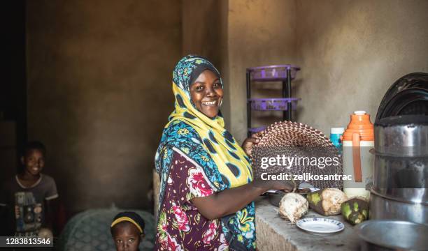 famille africaine mangeant la nourriture saine ensemble - east africa photos et images de collection