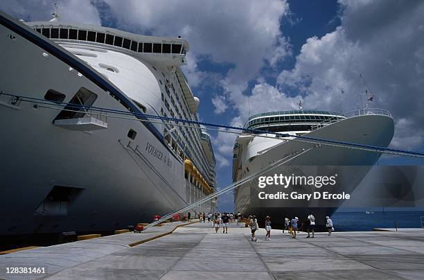 tourist leaving super cruise ship - molen stock-fotos und bilder