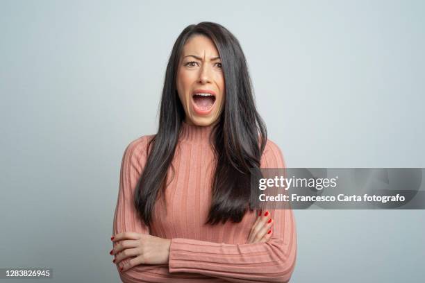 young lady screaming - waist up imagens e fotografias de stock