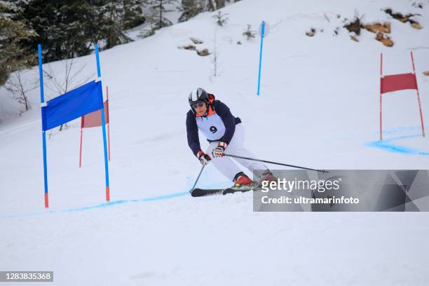 amateur wintersport alpiner ski riesenslalom rennen. senior man schneeskifahrer skifahren im skigebiet. hochgebirgslandschaft - ski slalom stock-fotos und bilder