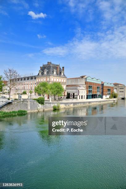 jarnac, the cognac distillery and château courvoisier - charente foto e immagini stock