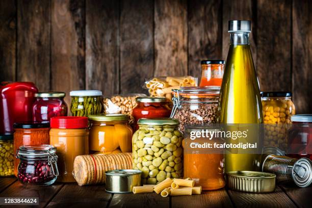 nicht verderbliches essen auf rustikalem holztisch. kopierraum - eingelegt stock-fotos und bilder