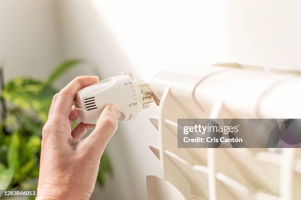 temperature control on radiator - drehen stock-fotos und bilder