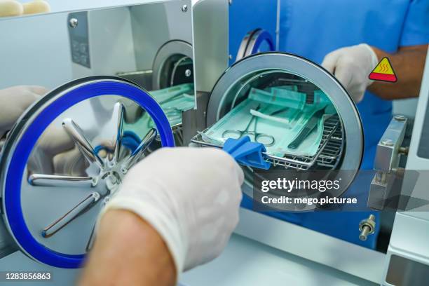 using autoclave for sterilization of sanitary material - autoclave imagens e fotografias de stock