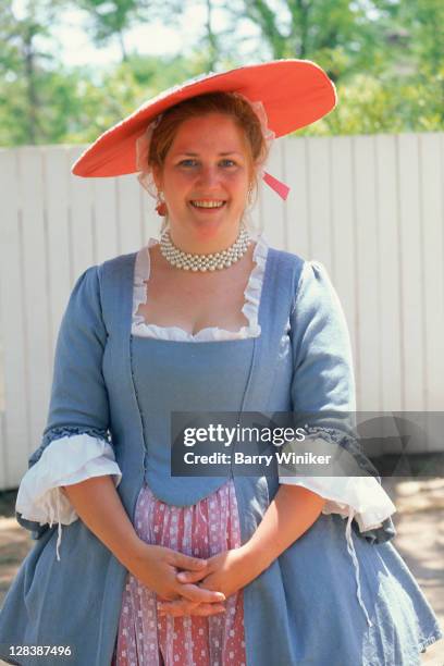 woman in colonial williamsburg attire - williamsburg virgínia imagens e fotografias de stock