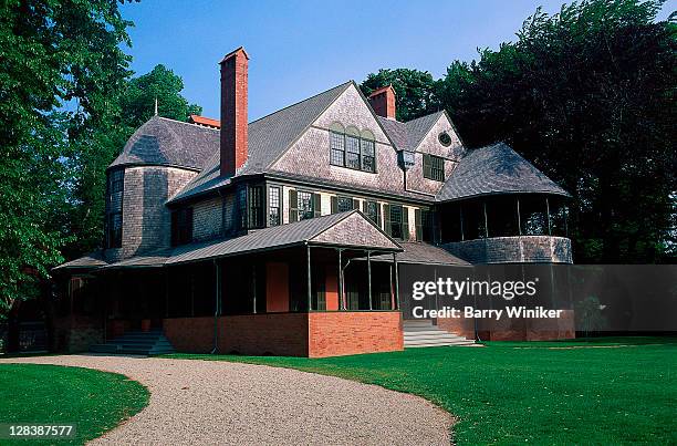 isaac bell house, newport, ri - car in mansion driveway stock pictures, royalty-free photos & images