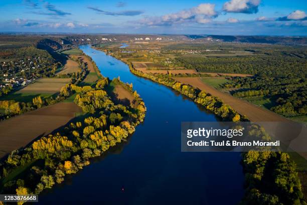 france, normandy, les andelys, the seine river - río sena fotografías e imágenes de stock