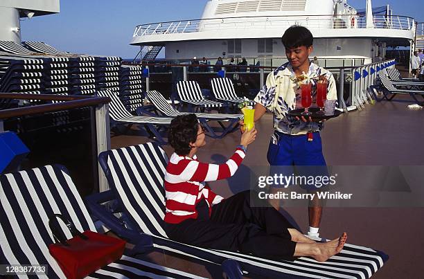 deck steward serving drinks to passenger - cruise liner foto e immagini stock