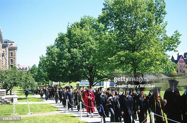 ithaca, ny, graduates marching - graduation crowd stock-fotos und bilder