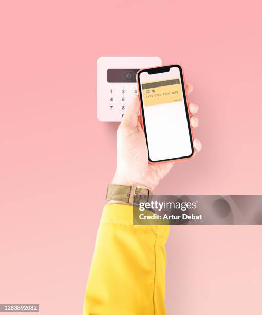 paying to wireless pop reader using mobile phone with contactless credit card. - creditcardlezer stockfoto's en -beelden
