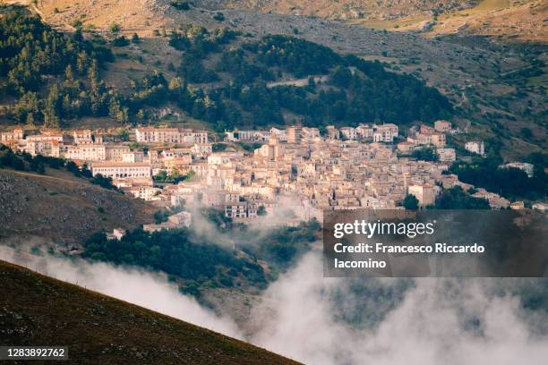 santo stefano di sessanio near rocca calascio, abruzzo, italy - abruzzi fotografías e imágenes de stock