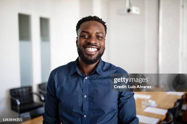 portrait of a smiling young businessman - african man imagens e fotografias de stock