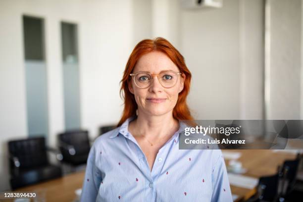 portrait of confident mature businesswoman - rood gekleurd haar stockfoto's en -beelden