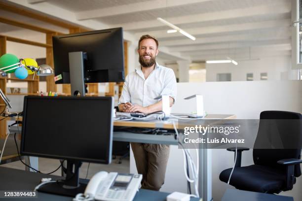 man working at ergonomic standing desk - ergonomie stock-fotos und bilder