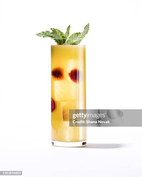 fresh mixed cocktail - craft cocktail stock pictures, royalty-free photos & images