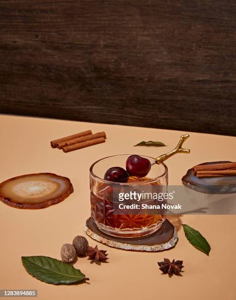 spiced seasonal cocktail ingrediants - cocktail fotografías e imágenes de stock