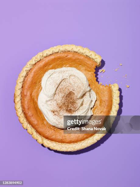 fresh baked pumpkin pie with cinnamon whipped cream - pie stockfoto's en -beelden