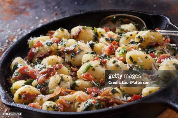 gnocchi mit knuspriger pancetta, sonnengetrockneten tomaten und spinat - sonnengetrocknete tomate stock-fotos und bilder