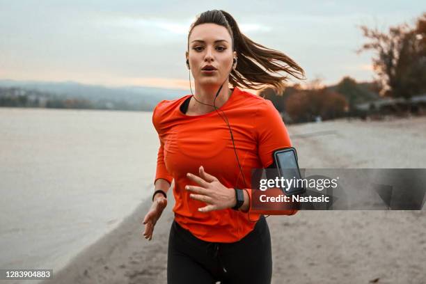 frau auf der flucht - joggerin stock-fotos und bilder