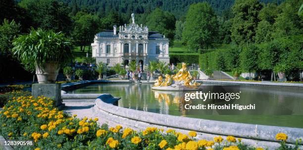 castle linderhof, rear view of "flora and puttos" fountain, bavaria, germany - linderhof palace stock pictures, royalty-free photos & images