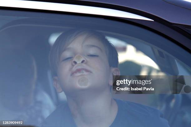 boy pressing face against car window - autoglas stock-fotos und bilder