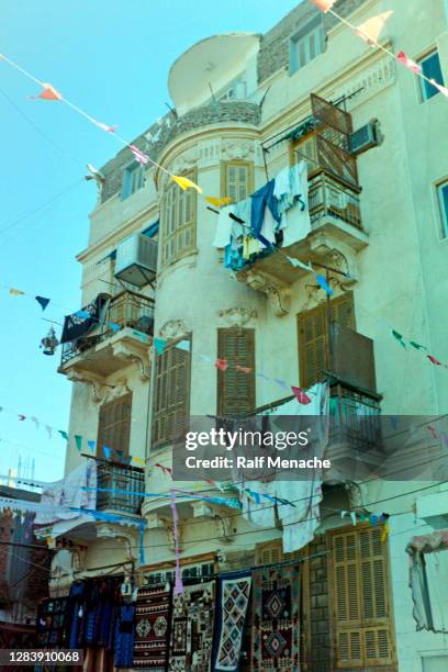 gli anni novanta. la facciata di una casa nella principale strada del mercato. assuan, egitto. - mawlid foto e immagini stock