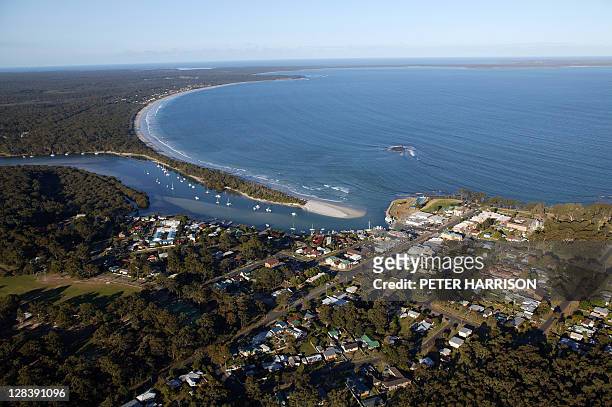 aerial view of huskisson, nsw, australia - baía de jervis imagens e fotografias de stock