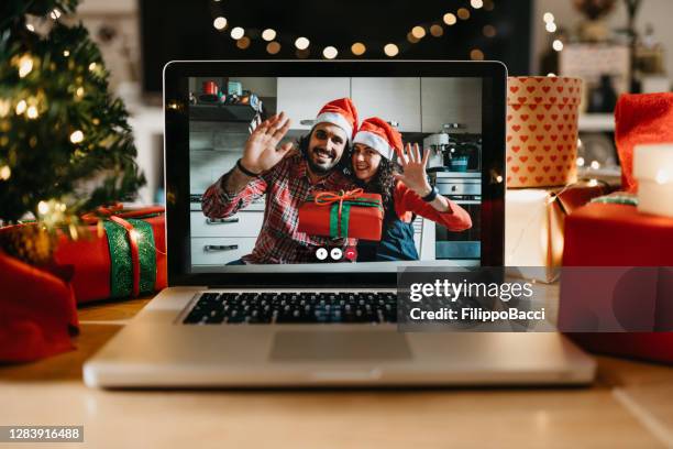 videoanruf auf einem laptop-bildschirm zu weihnachten - weihnachten laptop stock-fotos und bilder