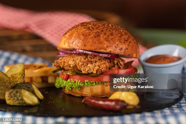 hausgemachte gebratenehähnchen-burger - knusprig stock-fotos und bilder