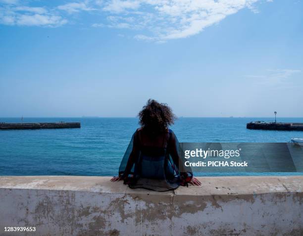 woman enjoying the sun outdoor - dakar senegal 個照片及圖片檔