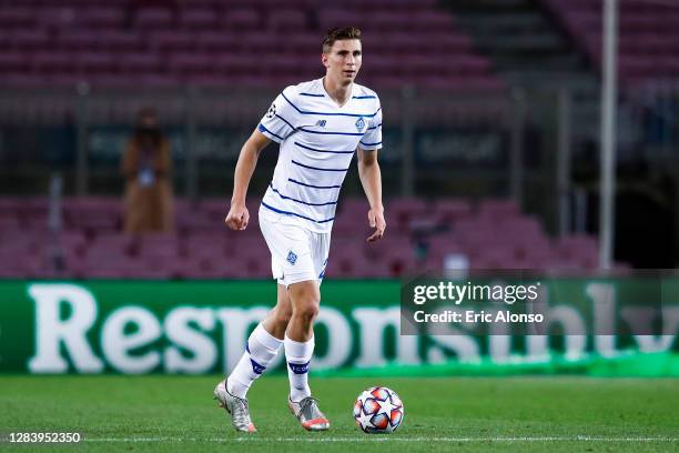 Ilya Zabarnyi of FC Dinamo de Kiev runs with the ball during the UEFA Champions League Group G stage match between FC Barcelona and Dynamo Kyiv at...