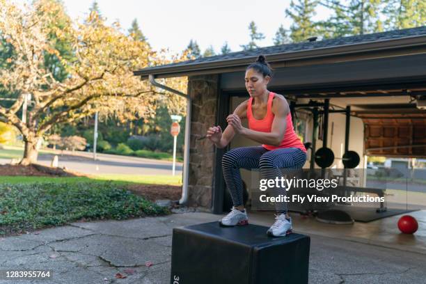 athletic woman doing hiit cross training workout at home - hiit stock pictures, royalty-free photos & images