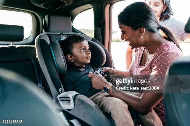 het avontuur van de weg - familie met jonge geitjes die de auto gebruiken - asian couple car stockfoto's en -beelden