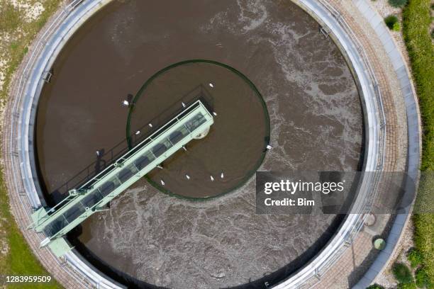 esclarecedor em estação de tratamento de águas residuais, vista aérea - águas residuais - fotografias e filmes do acervo