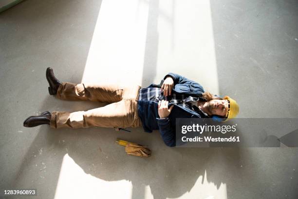 construction worker sleeping on floor in renovating house - pause stock-fotos und bilder