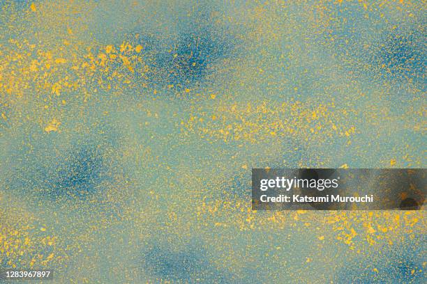 gold leaf mixed with blue paper texture background - bladgoud stockfoto's en -beelden