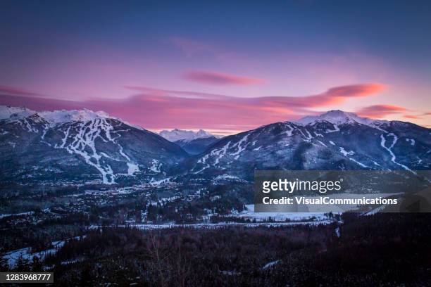 malerisches skigebiet whistler blackcomb in der dämmerung. - whistler winter stock-fotos und bilder