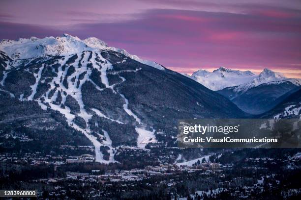 scenic of whistler blackcomb station de ski au crépuscule. - mont blackcomb photos et images de collection