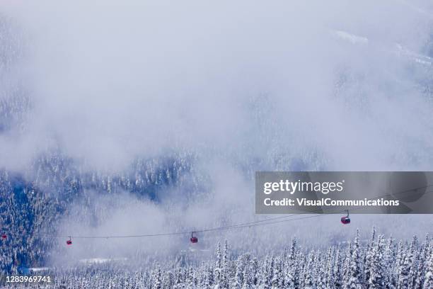 piek 2 piek gondel in whistler blackcomb skigebied in de winter. - whistler stockfoto's en -beelden