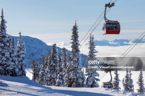 piek 2 piek gondel in whistler blackcomb skigebied in de winter. - cable car stockfoto's en -beelden