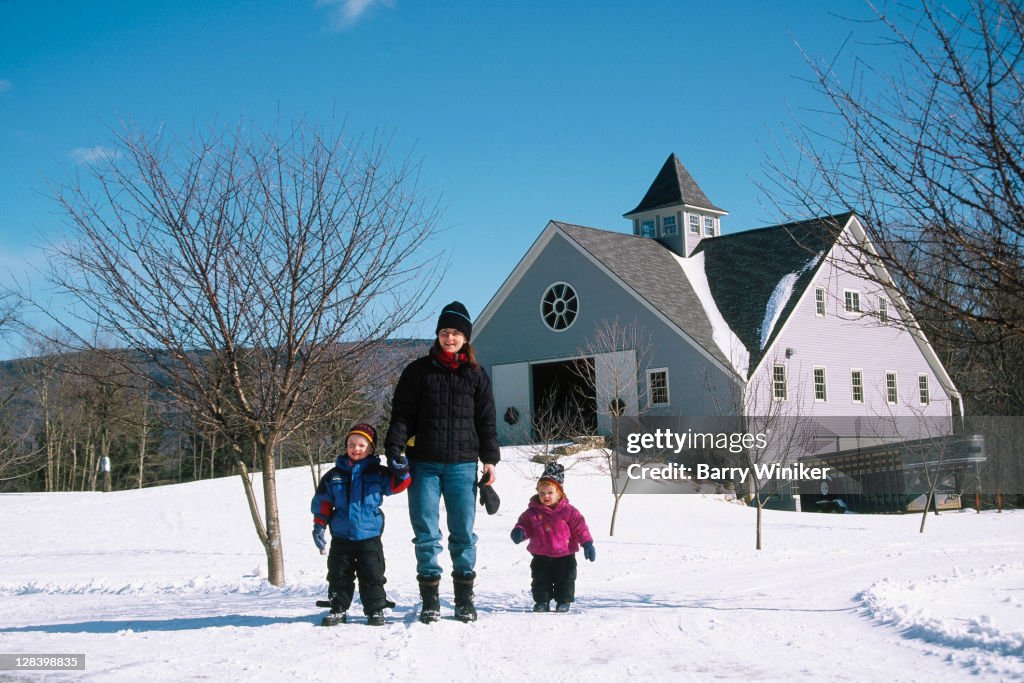 Family and carriage house, Petticoat Jct, Arlingt