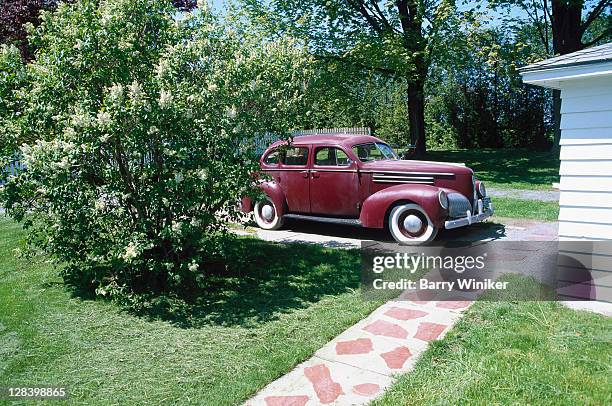 1940s car and period sidewalk, shelburne museum - shelburne museum stock pictures, royalty-free photos & images