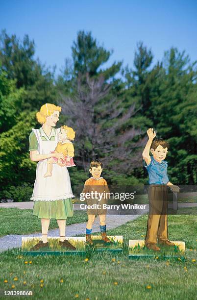 1950s mother and children, shelburne museum - shelburne museum stock pictures, royalty-free photos & images