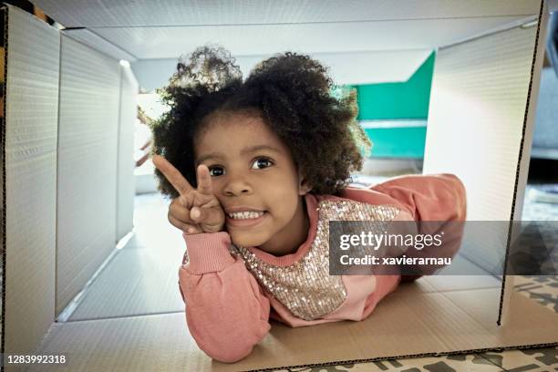 retrato de la niña afrocaribeña de 3 años en el día de la mudanza - 2 year old child fotografías e imágenes de stock